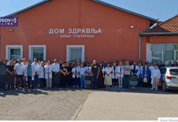 (VIDEO) Nastavljeni protesti u znak podrške uhapšenim direktorima zdravstvenih i obrazovnih institucija na Kosovu