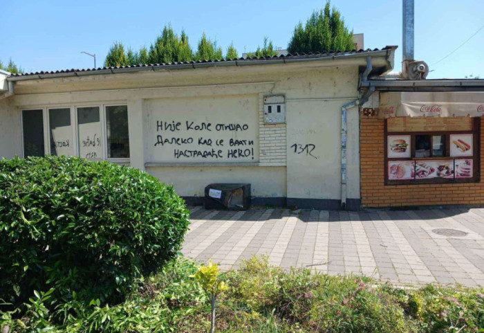 (FOTO) Grafit na zgradi škole u Novoj Pazovi uznemirio roditelje: "Povezali smo ga sa 'Ribnikarom'"