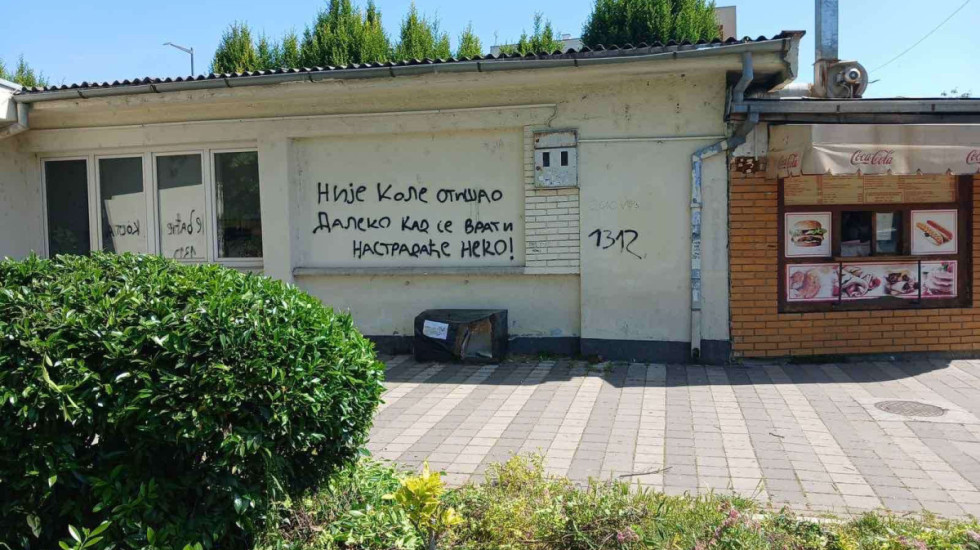 (FOTO) Grafit na zgradi škole u Novoj Pazovi uznemirio roditelje: "Povezali smo ga sa 'Ribnikarom'"