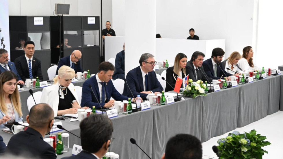 (FOTO/VIDEO) Vučić četvrti dan u Kini: Potpisani sporazumi sa vodećim kompanijama, investicije vredne 953 miliona evra