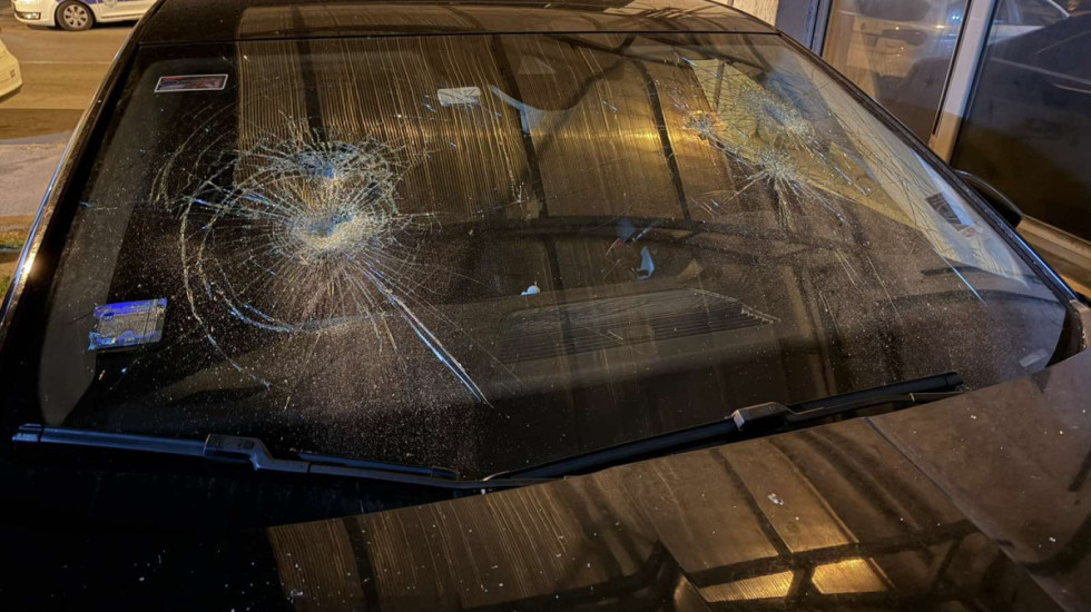 POKS: Razlupana šoferšajbna i izbušene gume na službenom automobilu Vojislava Mihailovića