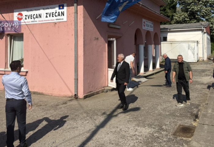 Kosovska policija blokirala prilaz železničkoj stanici u Zvečanu, skinut ćirilični natpis