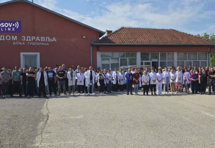 Nastavljeni protesti zdravstvenih i prosvetnih radnika na Kosovu zbog hapšenja direktora