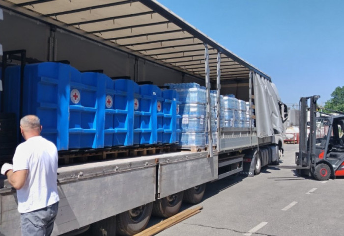 Crveni krst dopremio više od 16.000 litara flaširane vode za Čačak i Lučane