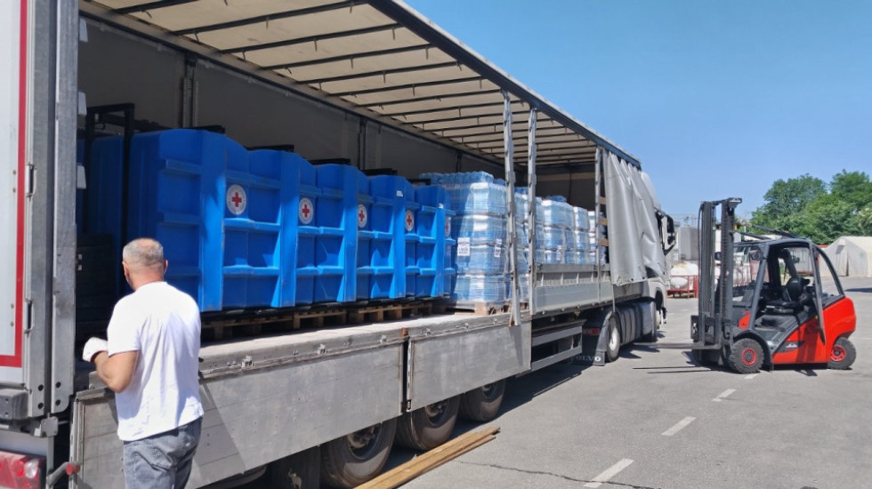 Crveni krst dopremio više od 16.000 litara flaširane vode za Čačak i Lučane