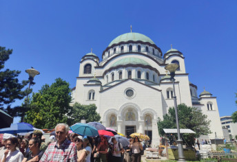 Kilometarske kolone vernika ispred Hrama, satima čekaju u redu da celivaju Pojas Presvete Bogorodice: "Srce nam je puno"
