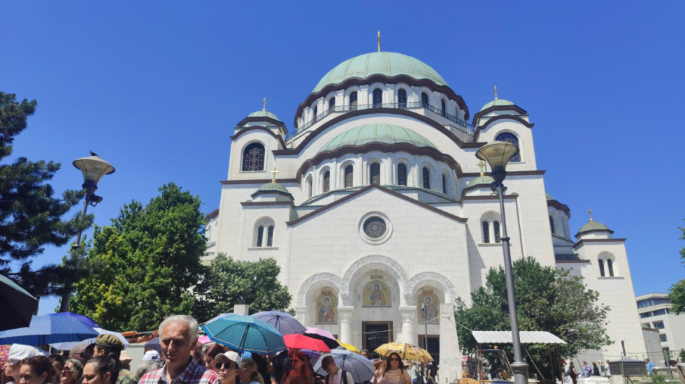 Kilometarske kolone vernika ispred Hrama, satima čekaju u redu da celivaju Pojas Presvete Bogorodice: "Srce nam je puno"