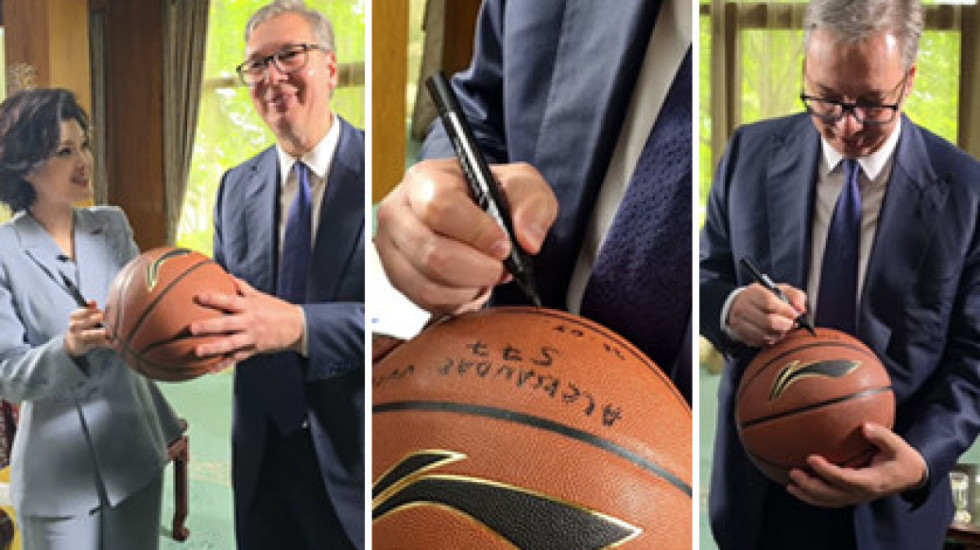 (VIDEO) Vučić u Kini ostavio autogram na košarkaškoj lopti sa brojem 577
