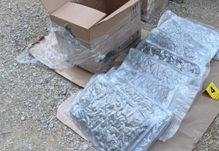 (FOTO) Zaplenjeno 36 kilograma marihuane u Krnjači, uhapšene tri osobe