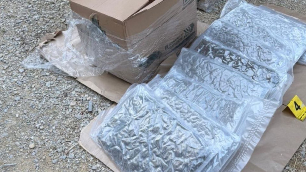 (FOTO) Zaplenjeno 36 kilograma marihuane u Krnjači, uhapšene tri osobe