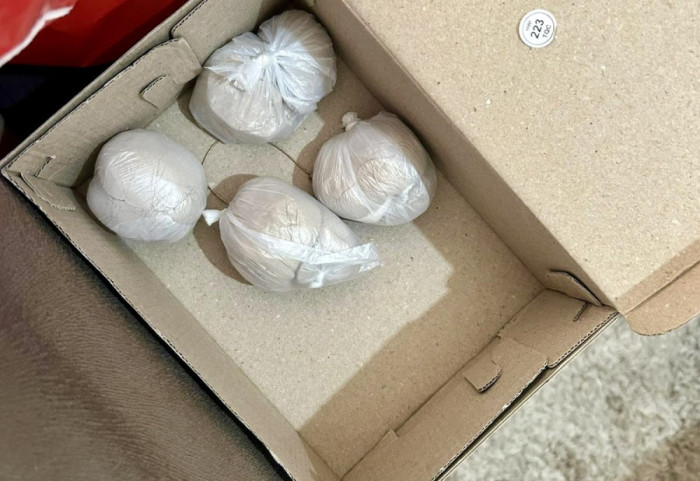 (FOTO) Pronađeno sedam paketa heroina, više od 100 tableta MDMA i marihuana u stanovima: Uhapšene dve osobe