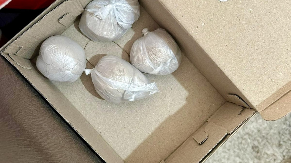 (FOTO) Pronađeno sedam paketa heroina, više od 100 tableta MDMA i marihuana u stanovima: Uhapšene dve osobe