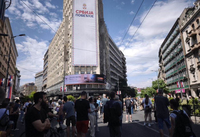 Ministarstvo naložilo zbrinjavanje ptića bele čiope kod Palate Albanija, studenti u blokadi i građani ispred zgrade