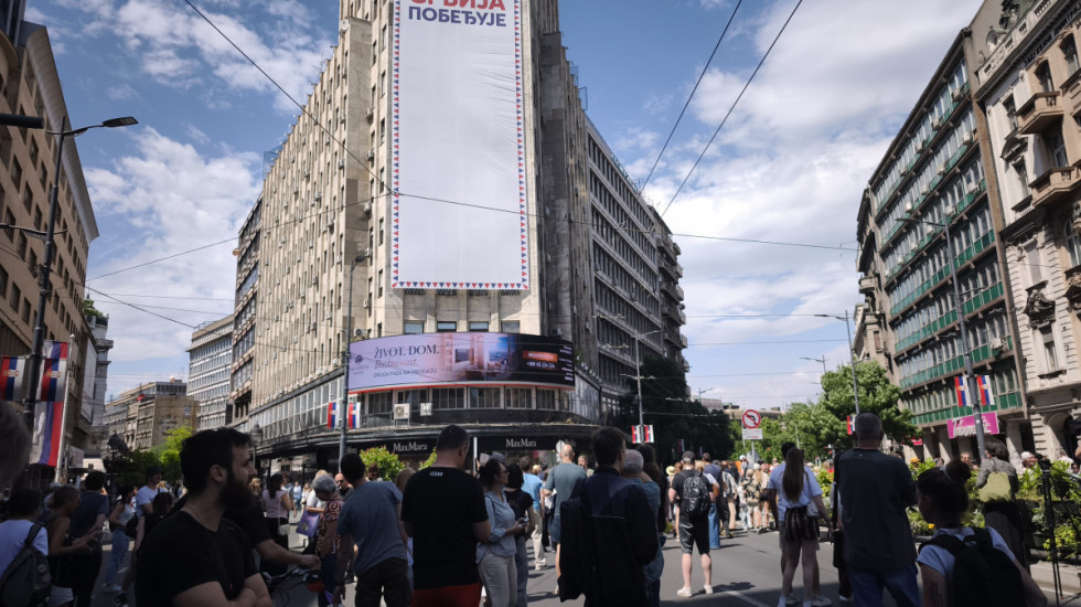 Ministarstvo naložilo zbrinjavanje ptića bele čiope kod Palate Albanija, studenti u blokadi i građani ispred zgrade