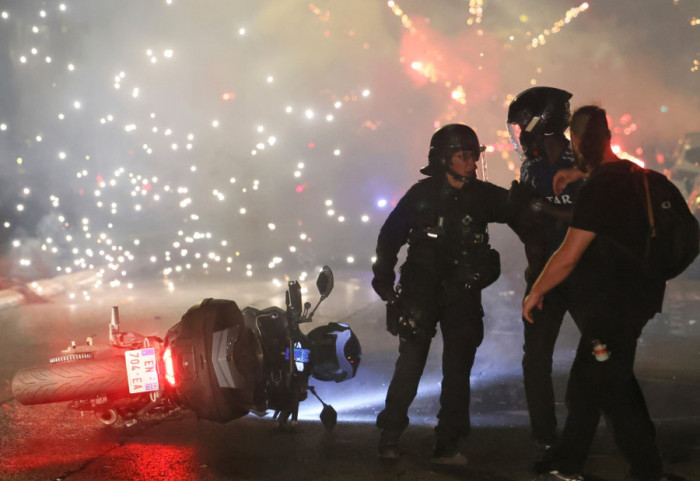 (FOTO) Neredi u Francuskoj posle finala Lige šampiona: Povređeno sedam policajaca, uhapšeno 416 osoba