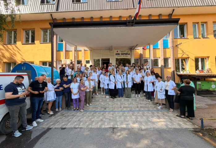 (FOTO) Protesti podrške uhapšenim Srbima u svim srpskim zdravstvenim i obrazovnim ustanovama na Kosovu